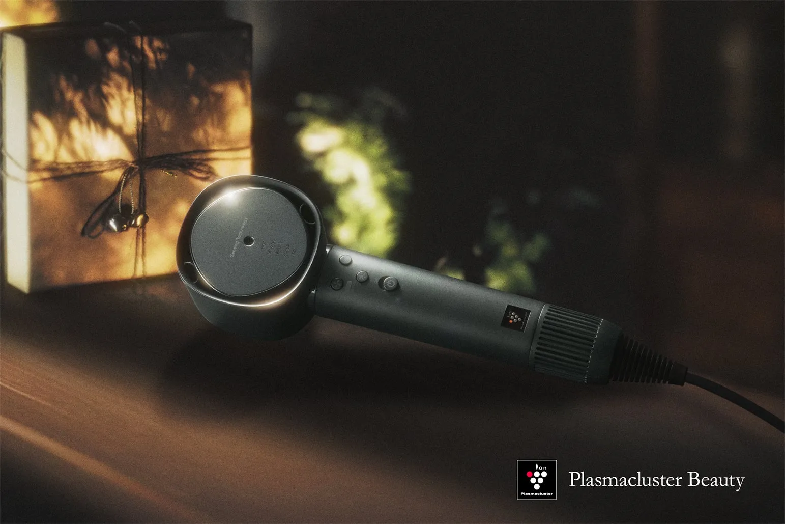 黒いヘアドライヤーとプレゼントボックスの画像