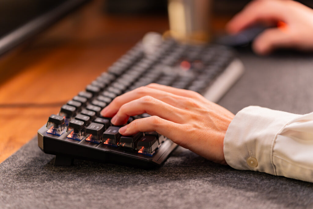 MSI製のマウスやキーボードといった周辺機器を使用している場合は、それらのデバイスも一括して「Mystic Light」で調整できるため非常に便利。ちなみに今回の撮影では部屋の雰囲気に合わせて、温かみのあるオレンジに調整してある。