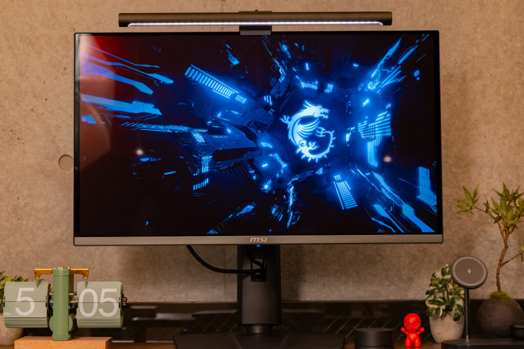 MSIのゲーミングモニター「MPG 272URX QD-OLED」。