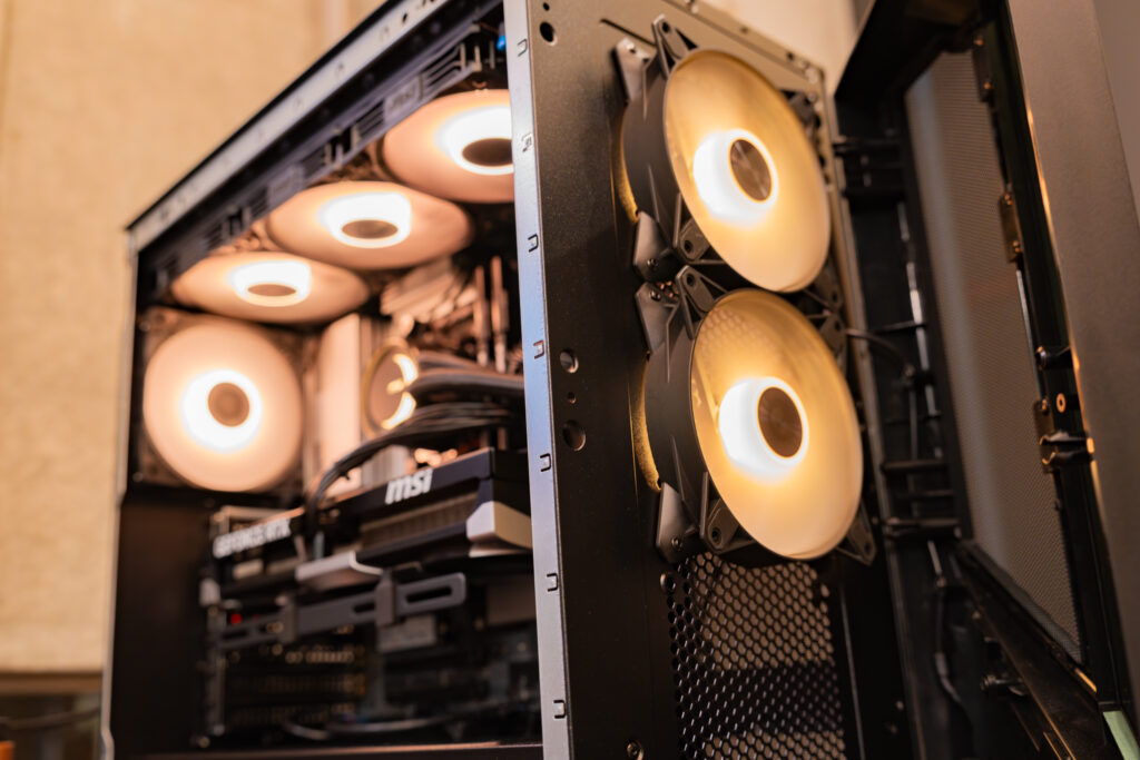 フロント・背面含め計6つのRGBファンが搭載。