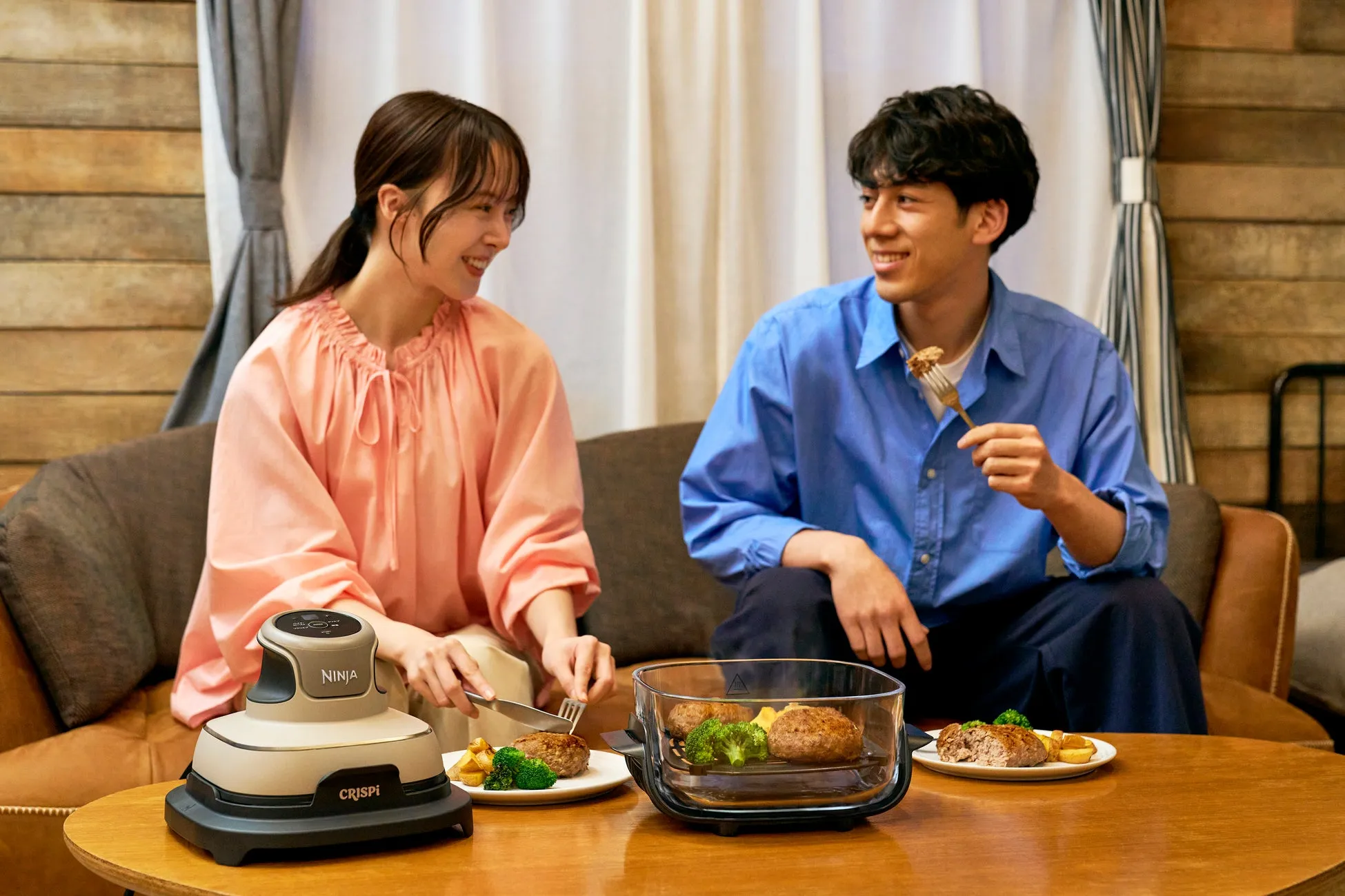 食卓でNinja Crispi テーブルクッカーを楽しむ家族