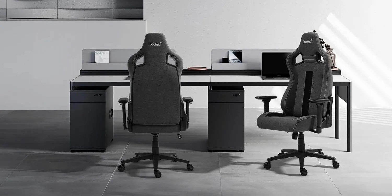 モダンなオフィス空間に置かれた2つのゲーミングチェア