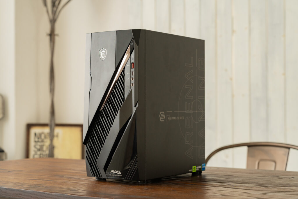 フロントのポート類やサイドパネルのデザインは、本体向かって右側に集中。