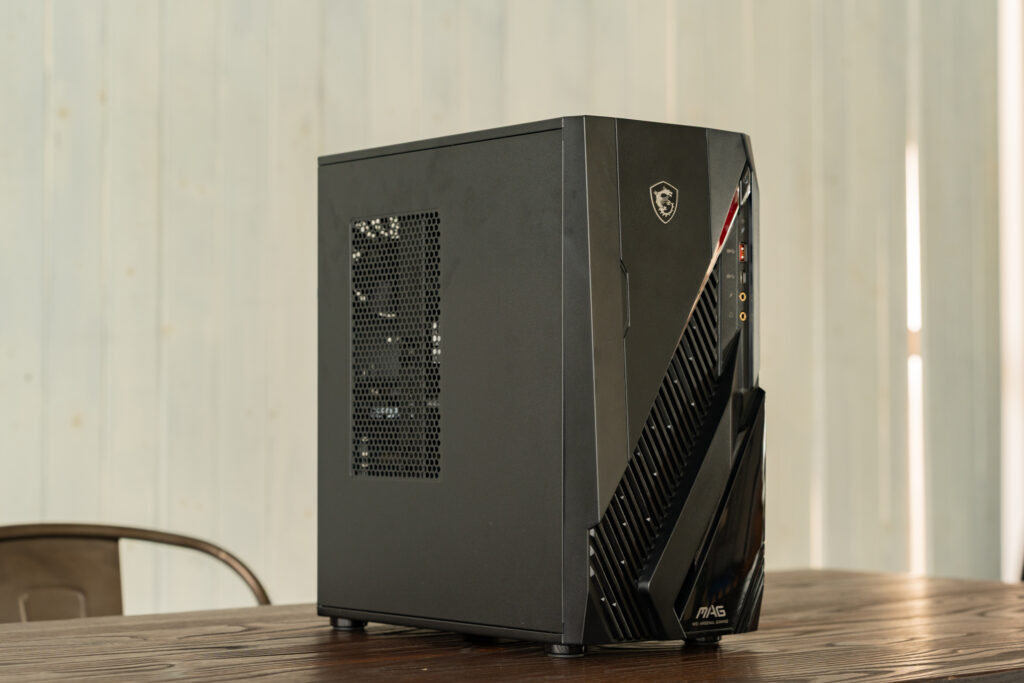 向かって左側のサイドパネルは吸気口のみのシンプルな見た目。