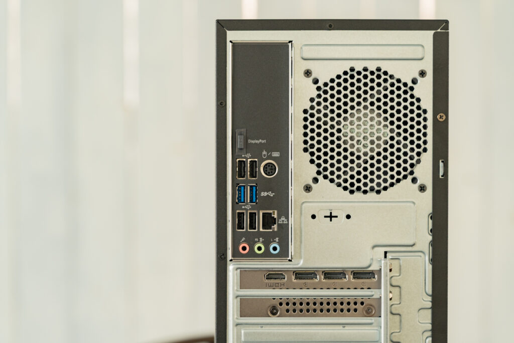 一方で今日日めずらしいことにPS/2ポートも備えている。