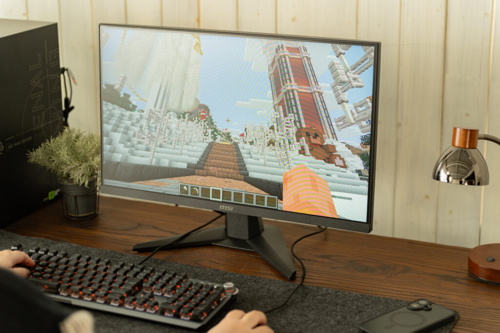 スポーン地点からすぐの位置に巨大なツリーと時計塔がそびえるクリスマスワールド