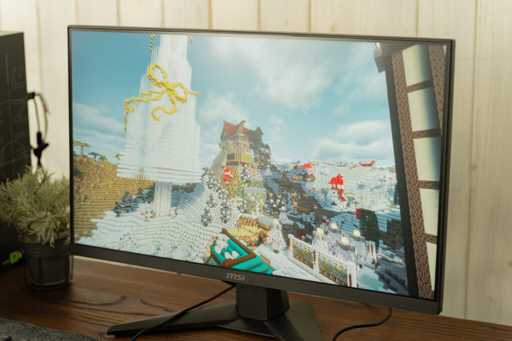 日の光を浴びてキラキラと輝いているように見えるツリーや雪景色。