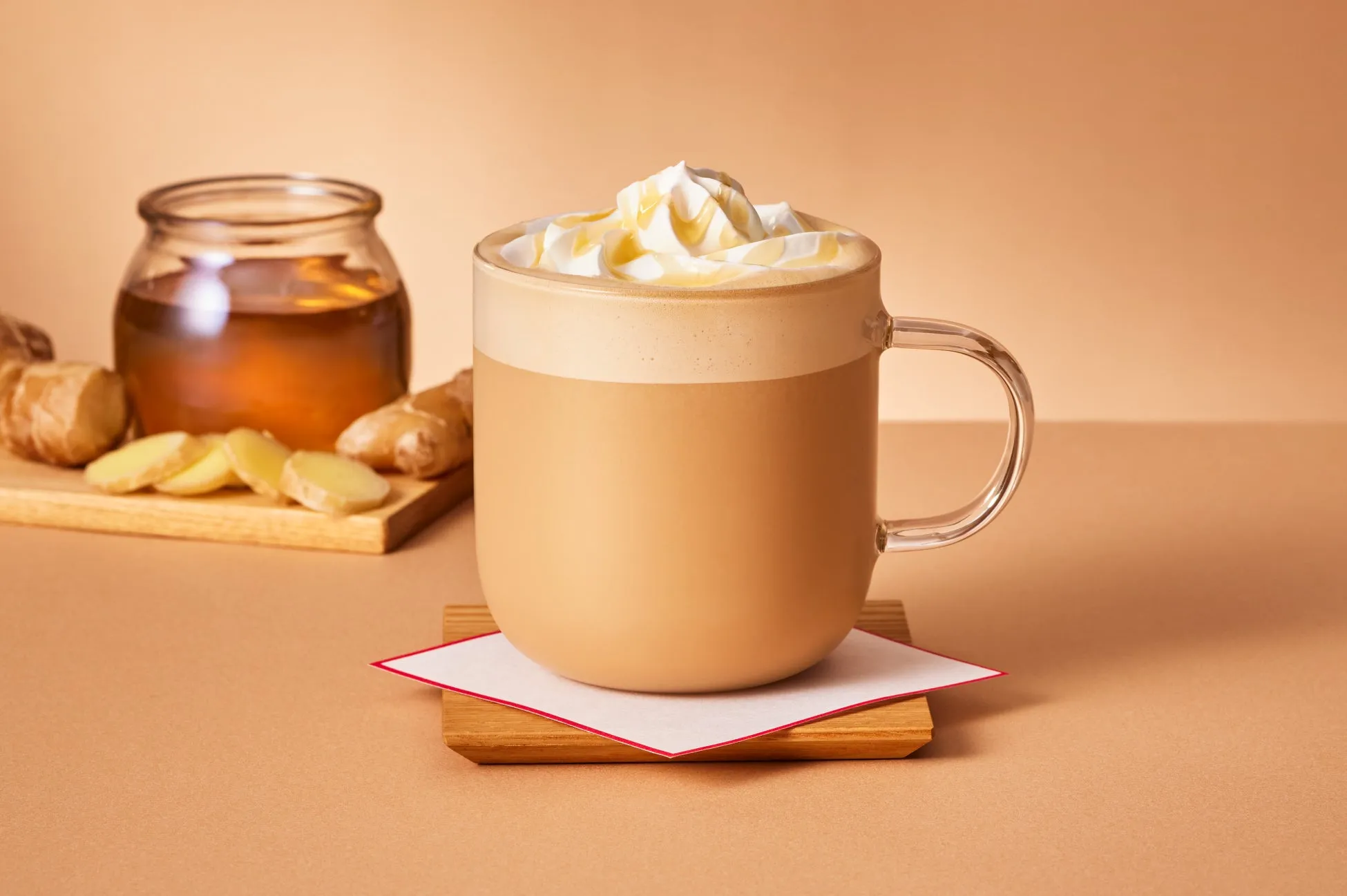 生姜の飲み物と生姜の根とスライスが入った瓶の画像