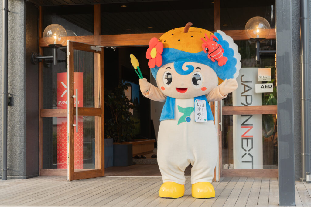 JAPANNEXT本社入口で出迎えてくれたいすみ市公式マスコットキャラクター「いすみん」