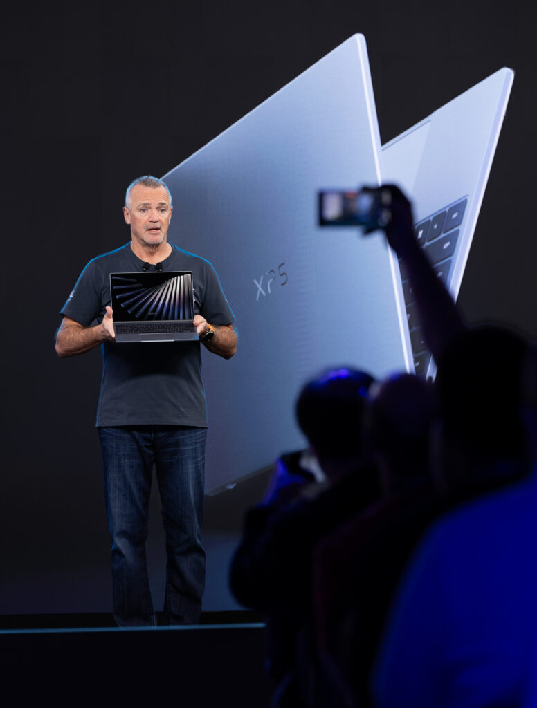 CES2026で今後発売予定のXPS13を手に発表しているDellのCOO ジェフ・クラーク氏