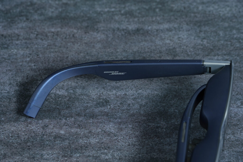 両側のつるにBOSEとコラボレーションしたスピーカーを備える。