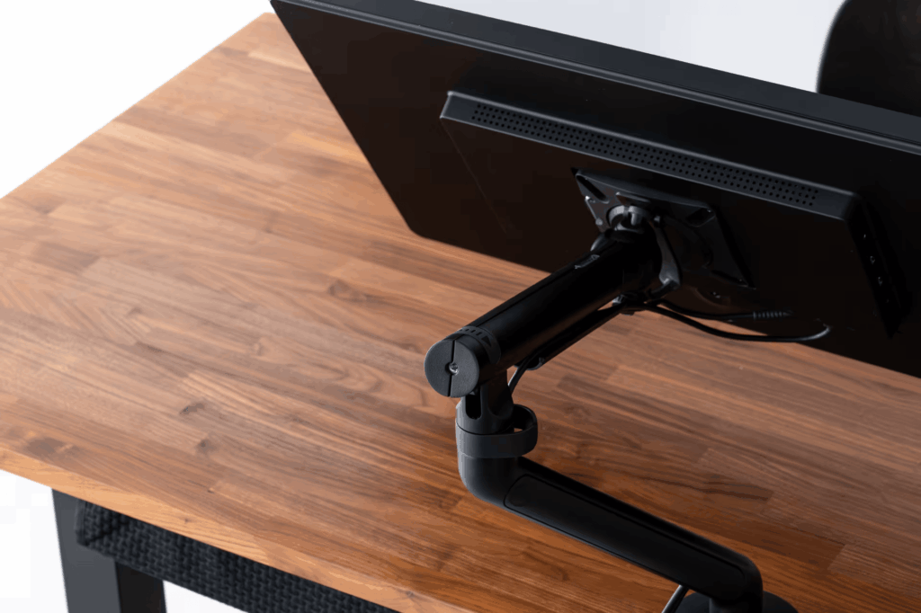 Flo Monitor Arm 2でモニターを傾けている様子