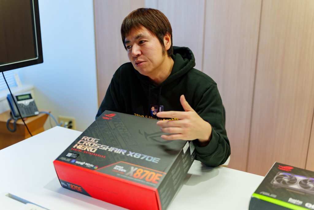 色々とASUSのマザーボードを見せながら解説してくれる森田氏。