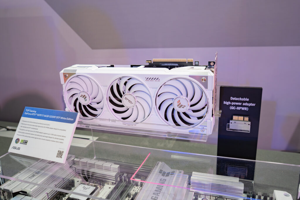 COMPUTEX 2025時に撮影した「TUF-RTX5070TI-O16G-BTF-WHITE」