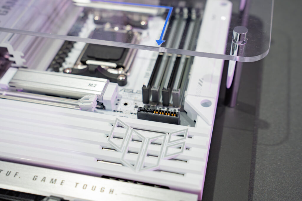 グラフィックスカード用のBTF電源コネクタに対応したマザーボード。