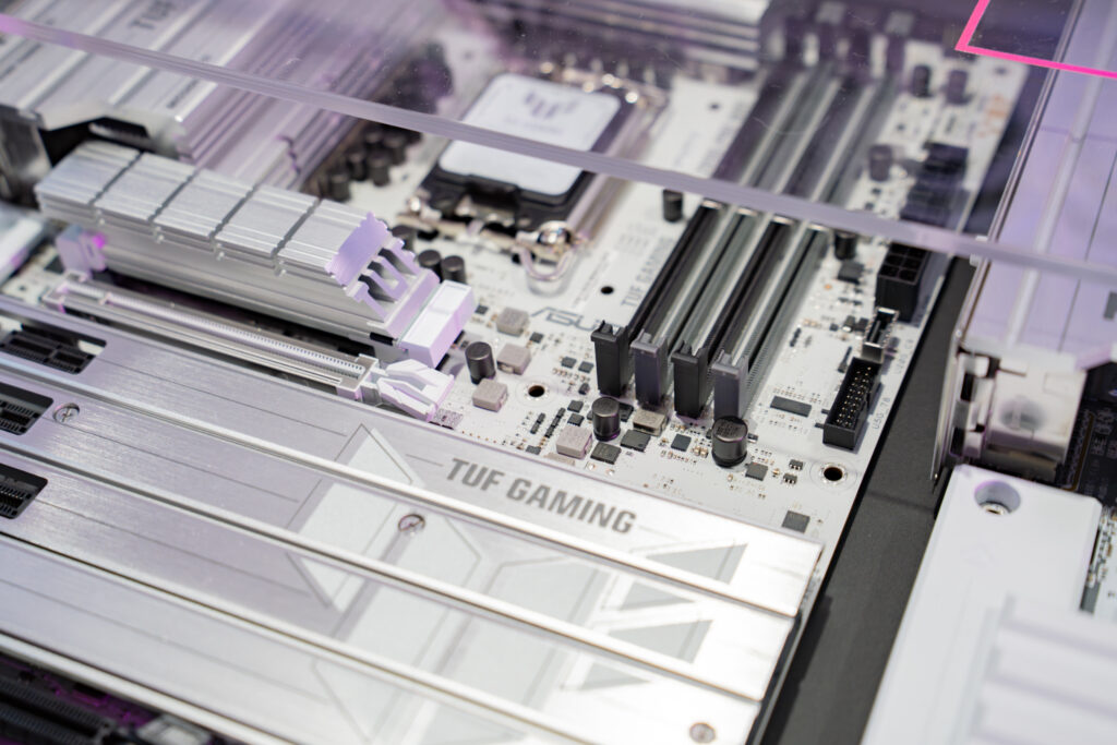 電源コネクタがない従来のマザーボード。