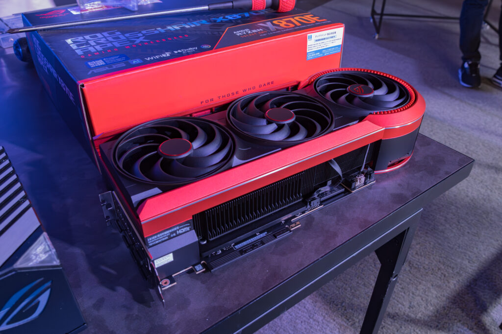 インパクト大な「ROG-MATRIX-RTX5090-P32G-30TH」。今回はサイバーパンクに加えこの製品を活かすコンセプトで構成されている。