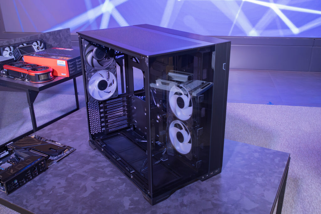 Lian Li O11 VISION COMPACT Black。デュアルチャンバー構成のピラーレスデザインで、ATX対応ケースとしてはコンパクトながら内部は広々。