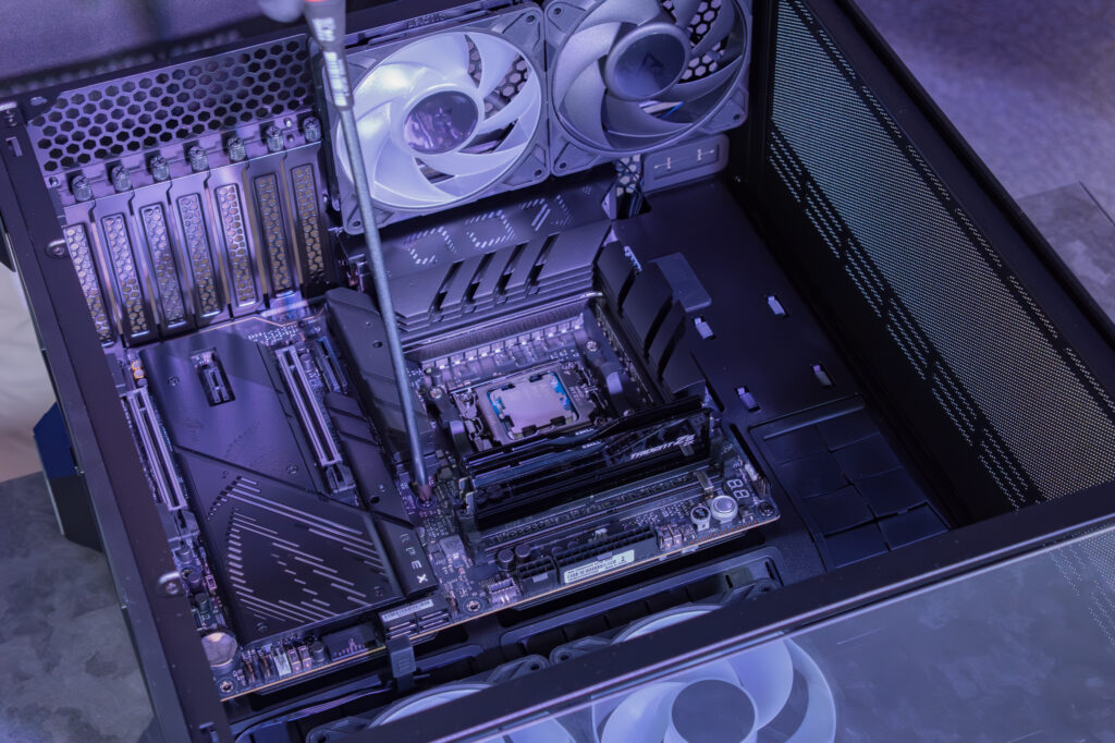 マザーボードを取り付け。