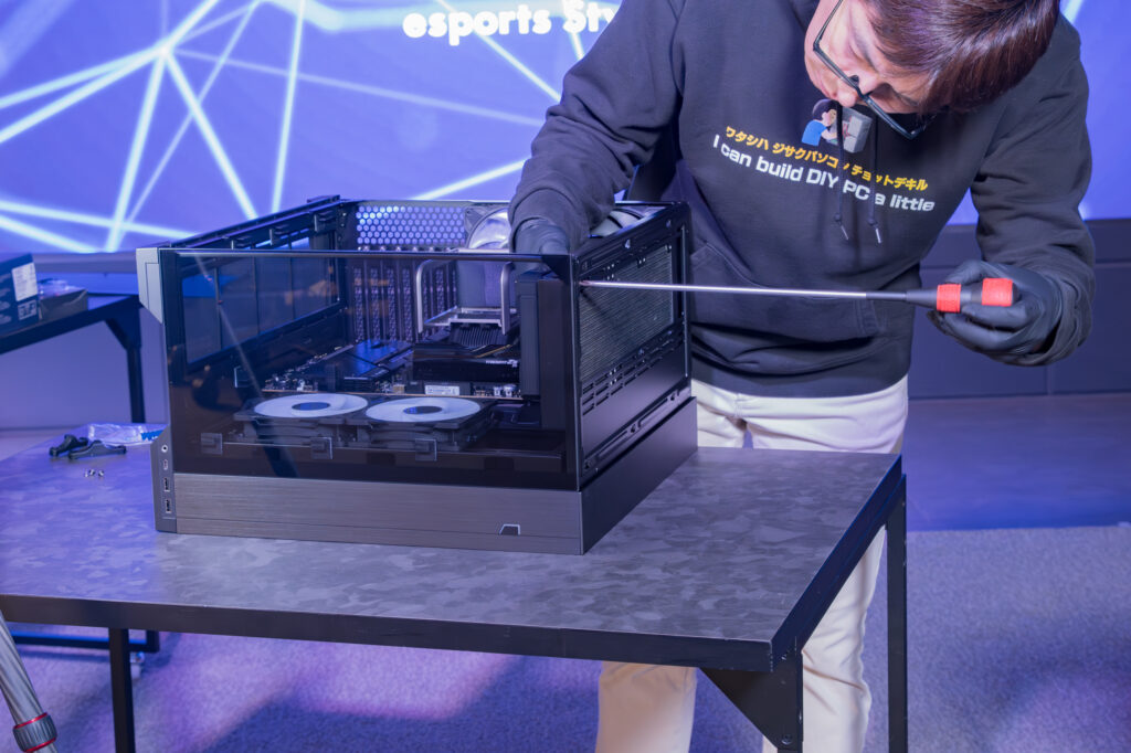 森田氏 私物のながーーいドライバー。おそらく一般的なサイズの2.5倍はあるだろうか。こうした工具の選定にすらこだわりが出ているのが森田氏らしいところかもしれない。