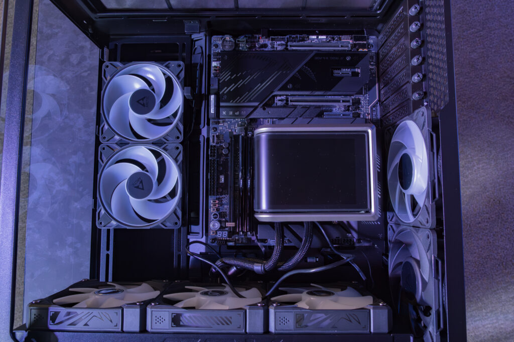 近年ではピラーレスデザインのケースが流行していることもあり、魅せる内部デザインの一つとしてこうしたアイテムも増えてきている。