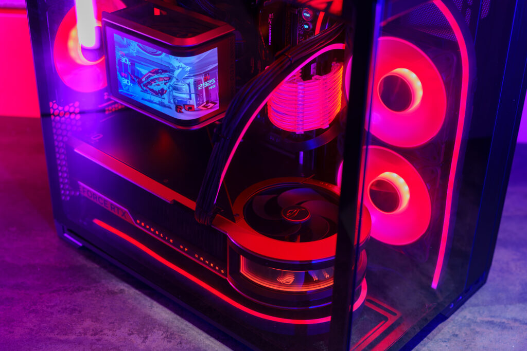 底面（ボトム）と側面（サイド）、そしてグラフィックスカードの電源ケーブルに合わせて配置されたネオン管風のLEDテープ「BTF-LIGHTING LED ネオン RGB PC LEDテープライト」