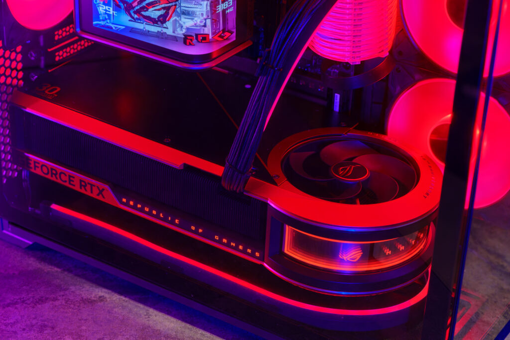 底面側のテープはグラフィックスカードと同じ形状で局面を描き、カード本体の一部かのように溶け込んでいる。