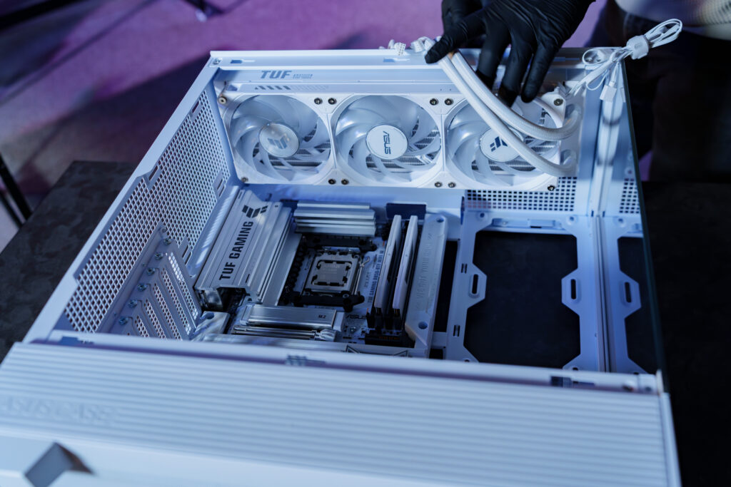 360mmサイズのラジエーターで冷却能力を確保。オシャレかつ性能も十分だ。