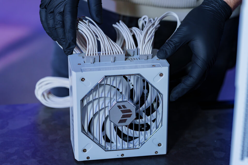 電源ユニットは「TUF Gaming 1000W Gold White」