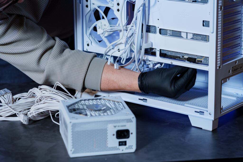 ケースに電源ユニットを取り付け