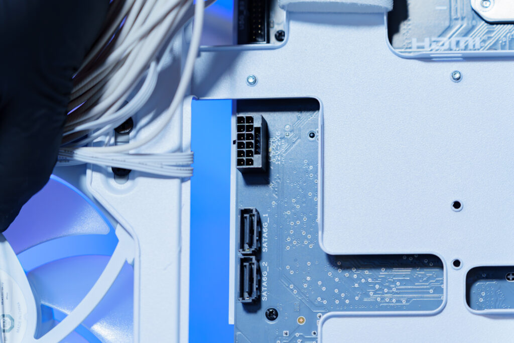 画像に見えるのはグラフィックスカード用の16ピンPCIeとSATA。