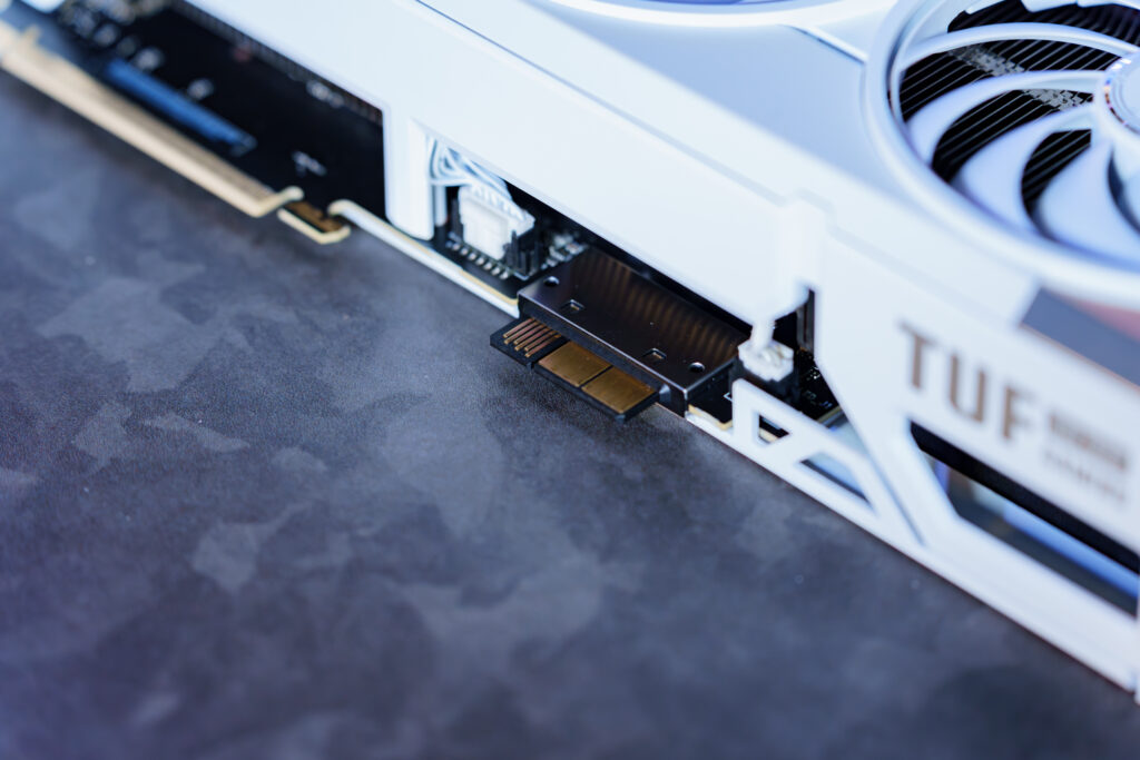 取り外し可能な電源供給用のコネクタを取り付けた状態。