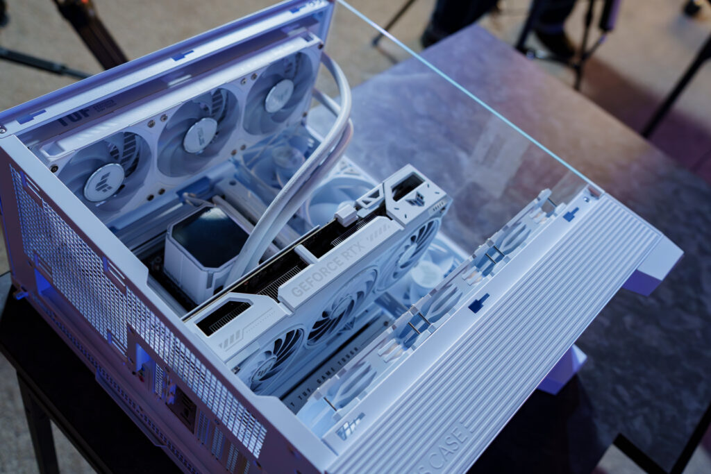 マザーボードのPCIeスロットにグラフィックスカードを差し込む