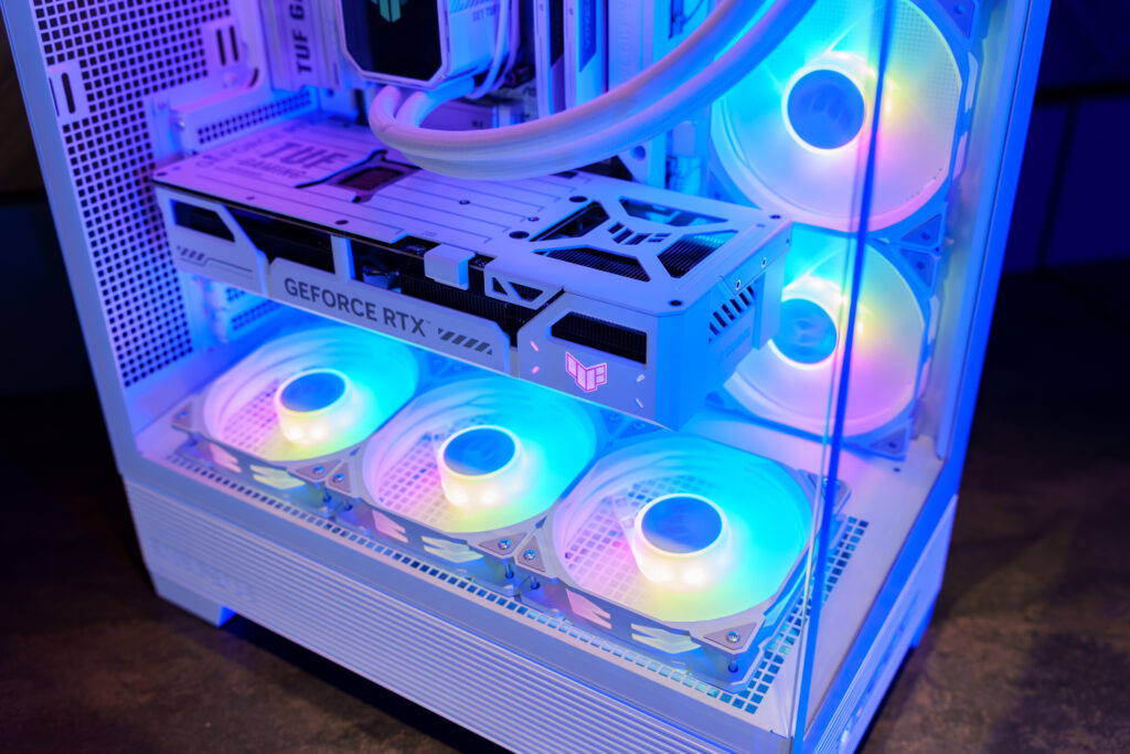 角度によってさまざまな顔を見せてくれる