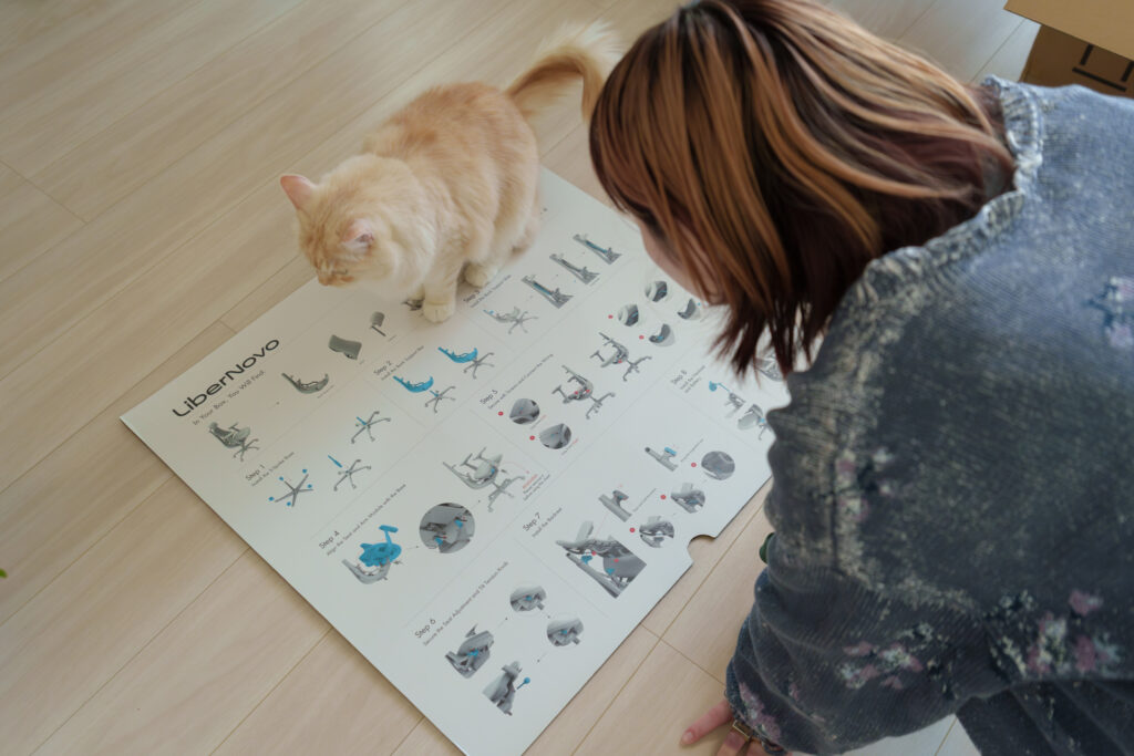 組み立て手順を読み解く工藤さん。