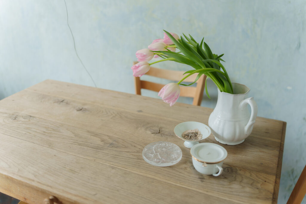 チューリップを生けた花瓶