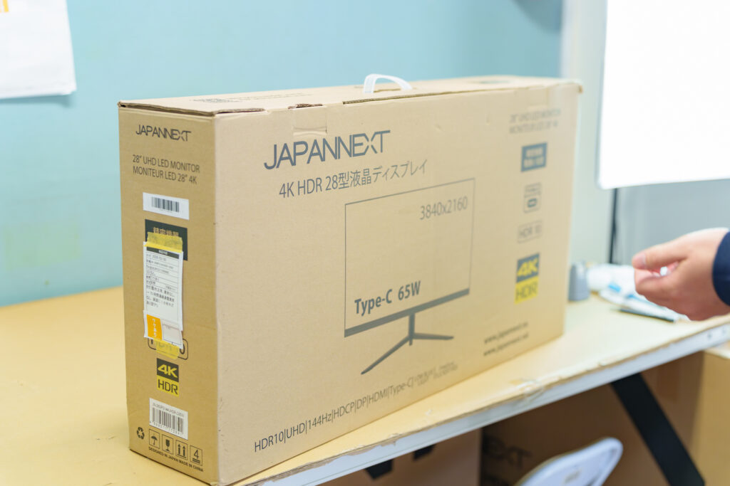 検品過程でワケあり品と判定されたモニター。