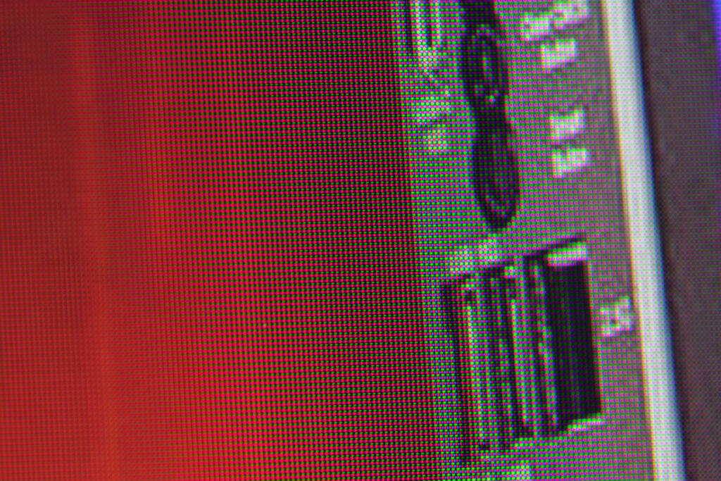 実際にモニターをカメラで接写するとドットが確認できる。もちろん肉眼での視認は困難だ。