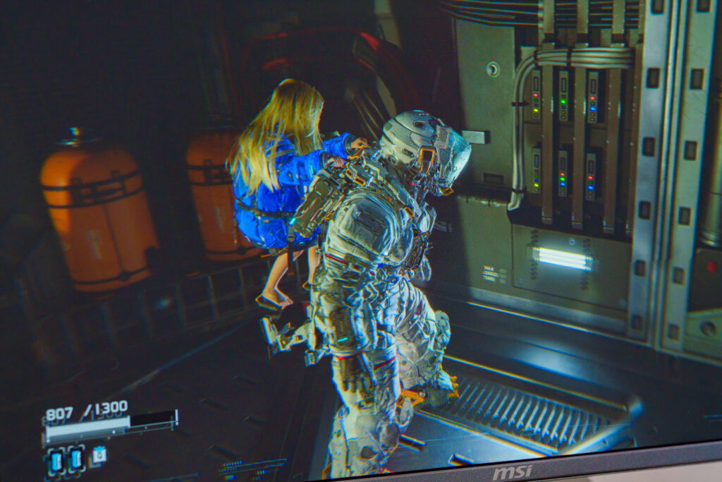 暗い通路の光源から当たる照らし方が雰囲気を醸し出している