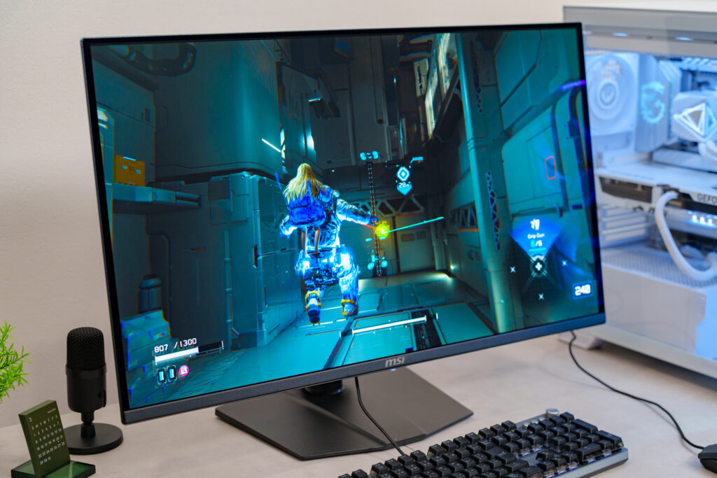 滑空できるスラスターの噴出孔から出る青い光も周りに反映され美しさを感じる