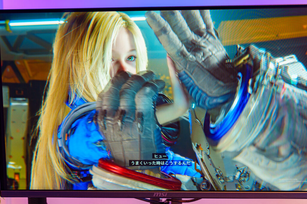 「ヒュー」にハイタッチを教わるシーン