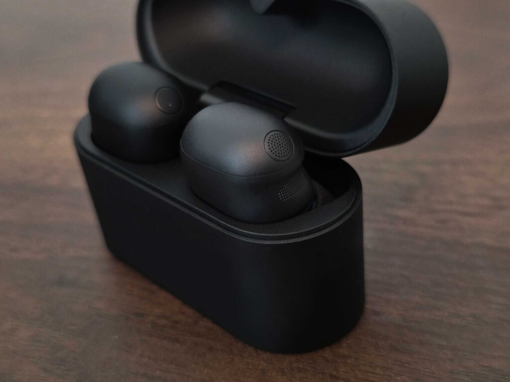 WF-1000XM6のカバーを開けた状態