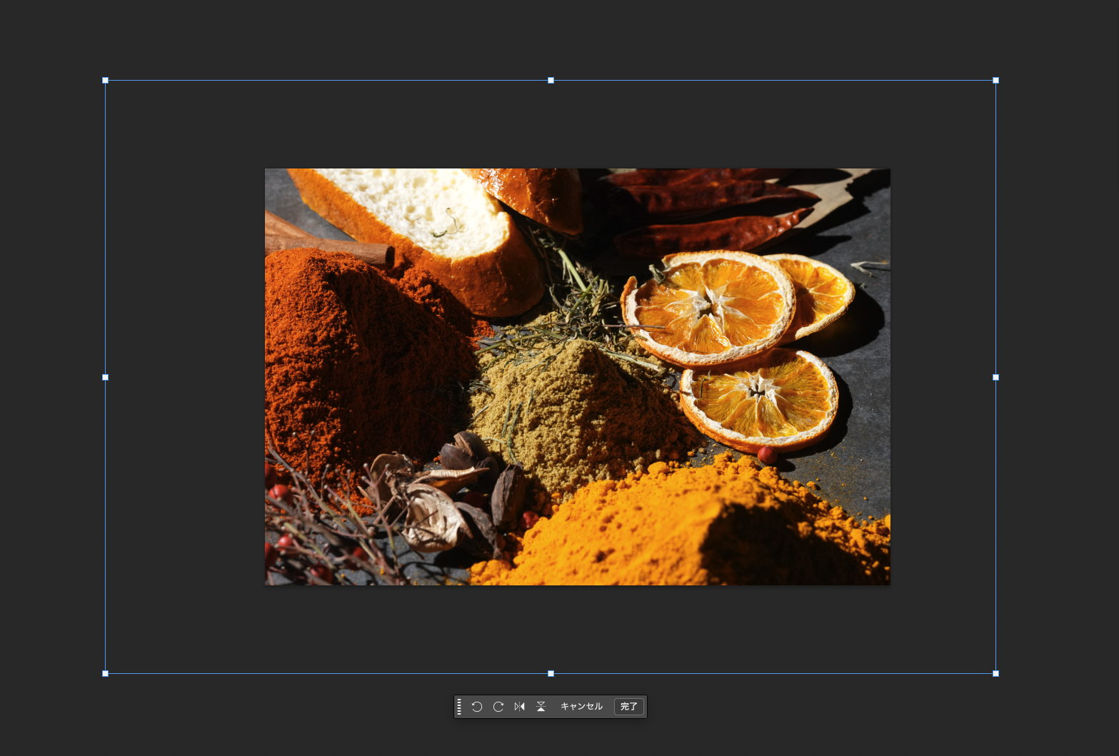 α7C IIで得られる画像サイズに、α7R VIで撮影した画像を重ねた場合。青色の破線がα7R VIの画像サイズだ。