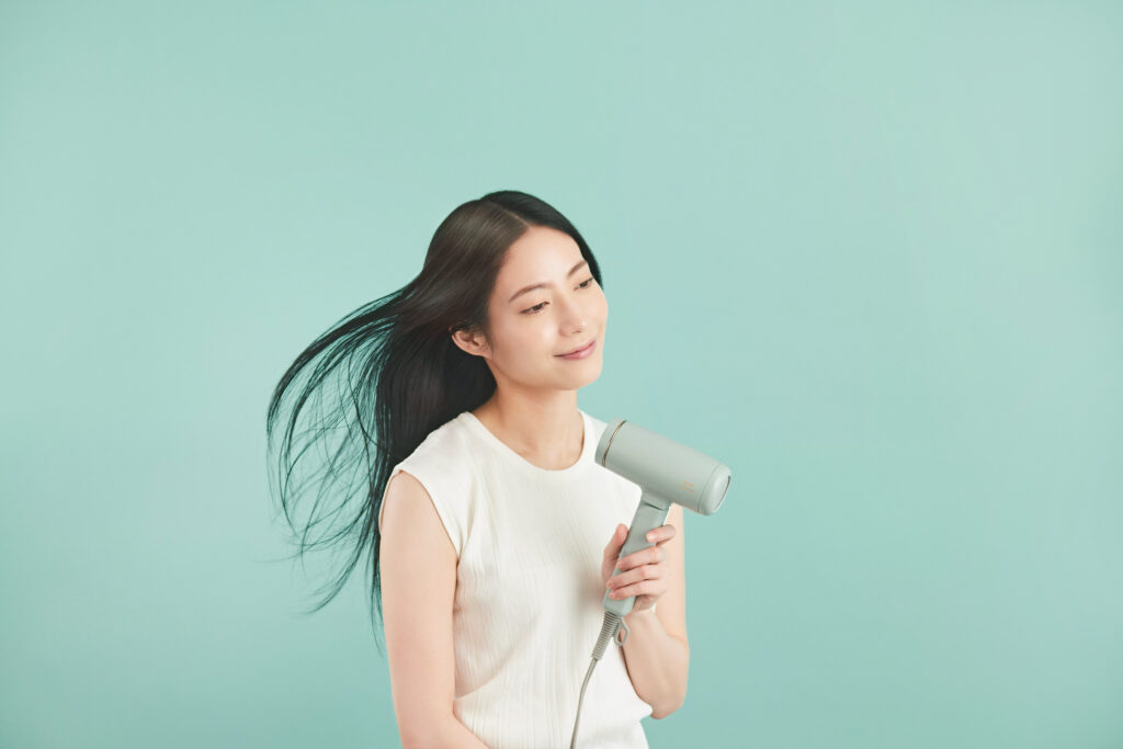 コンパクトヘアドライヤー使用イメージ
