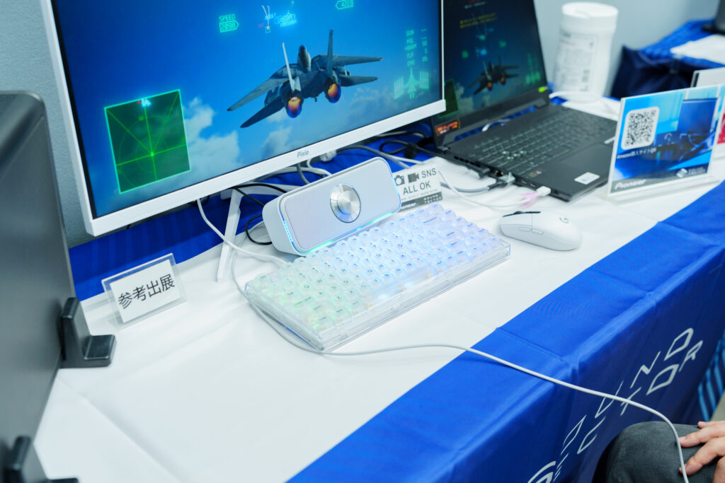 画像中央、キーボードとモニターの間にあるのが「TQ-FG3000」。キーボードよりも小さいサイズながら想像以上に広い音場を実現してくれる。