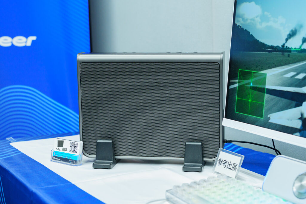 16インチのノートPCほどのサイズ感。