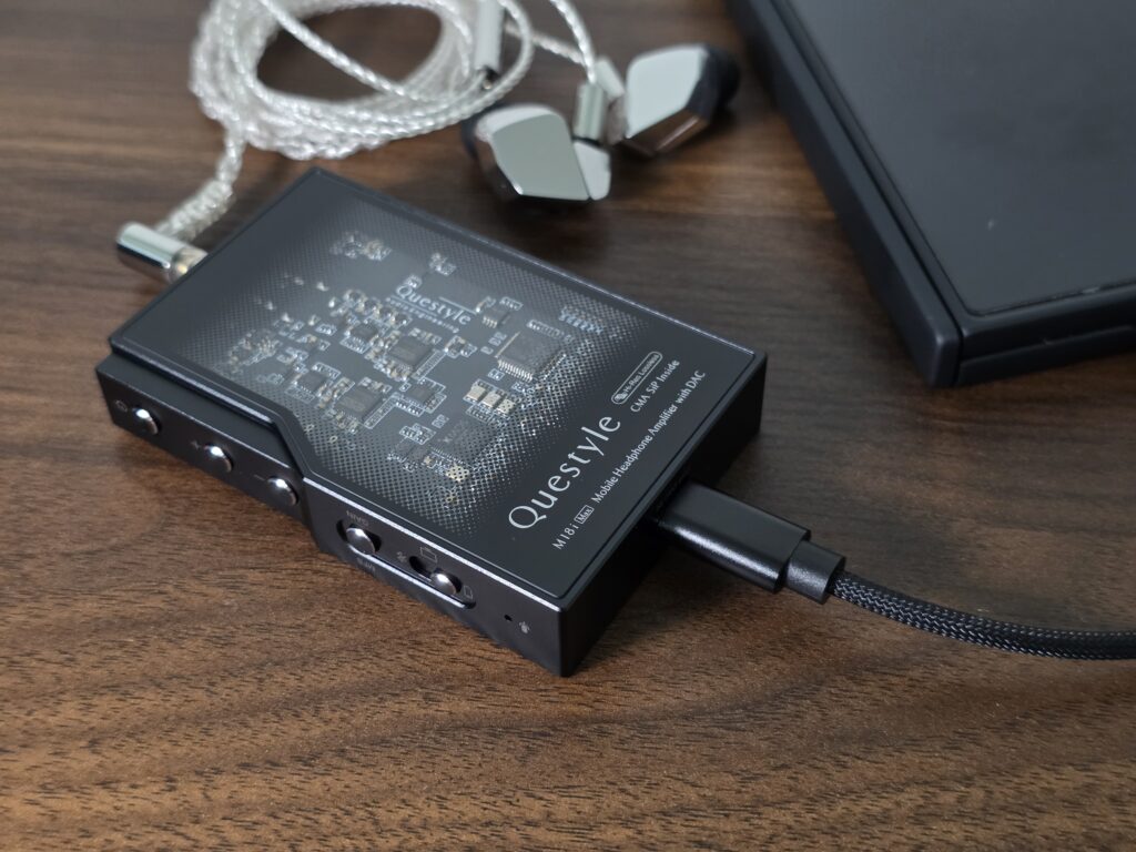 Questyle M18i MAXにイヤホンなどを接続した状態