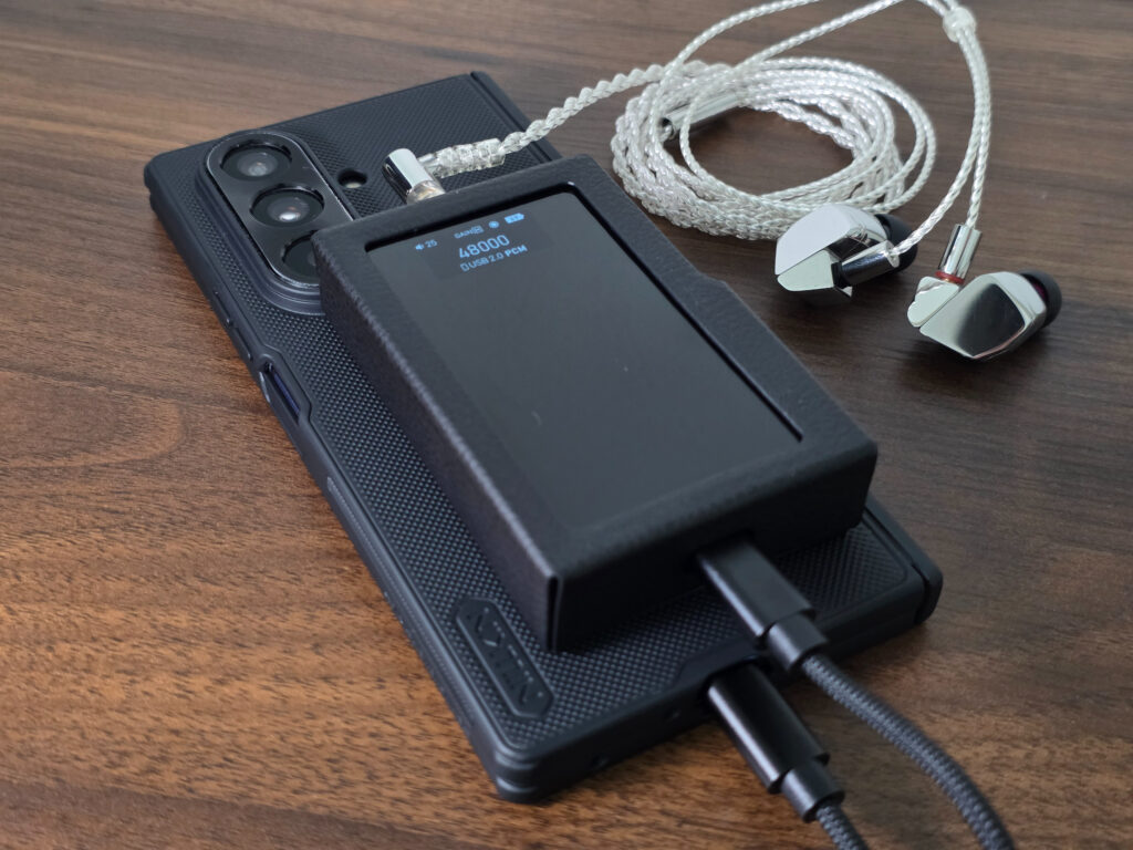 MagSafeに対応し、スマートフォンと一緒に使用している様子