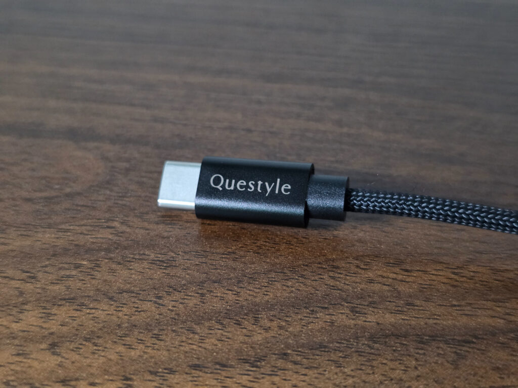 Questyleの印字が入ったUSBケーブル