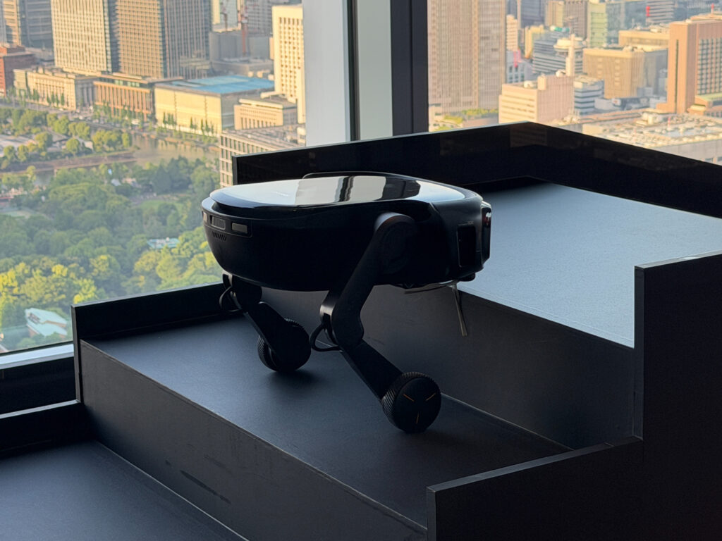 Roborock Saros Rover の階段掃除実演